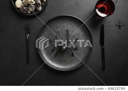 Halloween black table setting with spider, skulls Halloween black table setting with spider, skulls 69628799