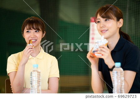 Women feeding at a sports gym 69629723