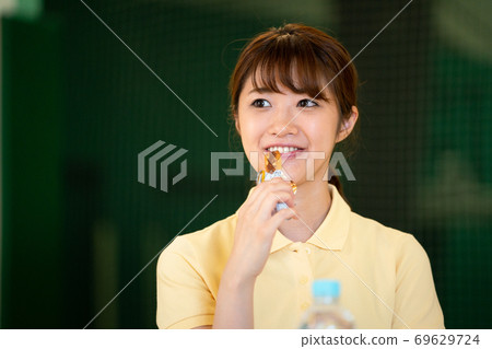 Women feeding at a sports gym 69629724