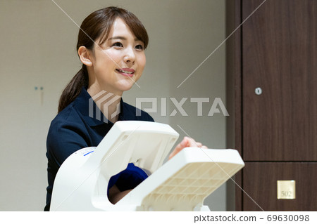 測量血壓的婦女 測量血壓的婦女 69630098