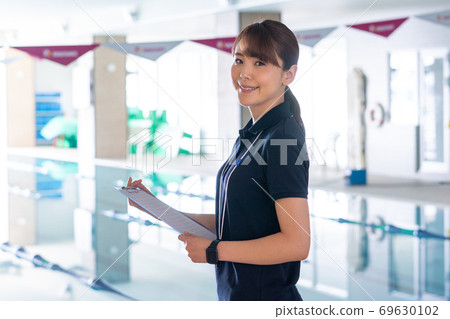 Pool instructor 69630102