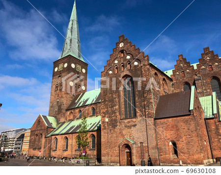 [Denmark] Aarhus Cathedral at dusk 69630108
