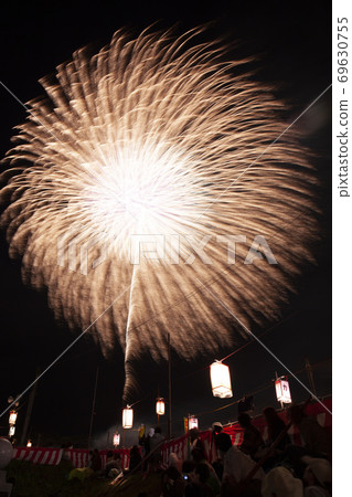 [Niigata Prefecture] Fireworks at the Katakai Festival. Asahara Shrine Autumn Festival Dedication Fireworks. 69630755