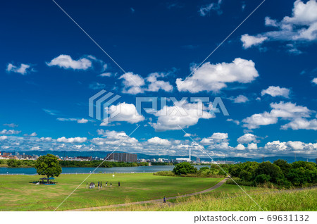 Yodogawa River Park Early Autumn Scenery 69631132