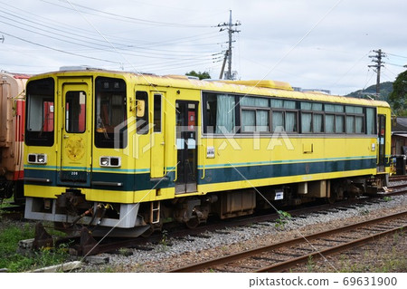 Isumi 200 type diesel car parked at the depot Isumi 200 type diesel car parked at the depot 69631900
