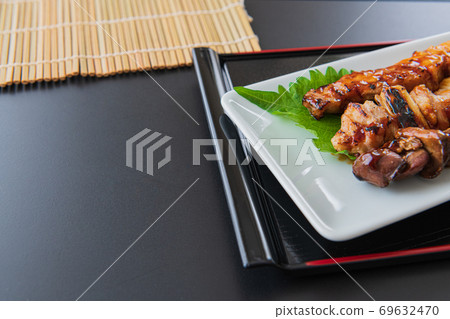 烤雞肉串和日本清酒形象 烤雞肉串和日本清酒形象 69632470