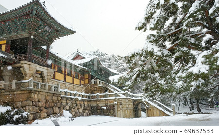 慶州的佛國寺寺冬天下雪了 69632533