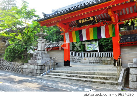 The gate and fresh green of Takidani Fudo (Takidani Fudo Myouji) in Tondabayashi City 69634180