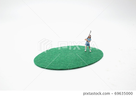 mini Figures playing golf on the green grass mini Figures playing golf on the green grass 69635000