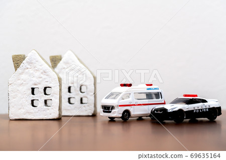 緊急車輛沖向房屋 緊急車輛沖向房屋 69635164