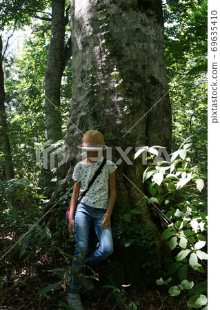 Oki and girl trekking Oki and girl trekking 69635410