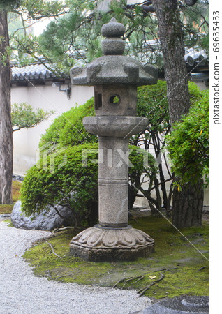 Stone lantern (Toji (Koh Gokokuji) / Minami-ku, Kyoto) Stone lantern (Toji (Koh Gokokuji) / Minami-ku, Kyoto) 69635433