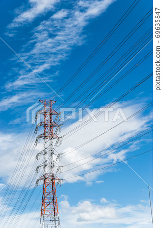 紅色和白色塗漆的輸電塔和虛擬輸電線路 紅色和白色塗漆的輸電塔和虛擬輸電線路 69635847