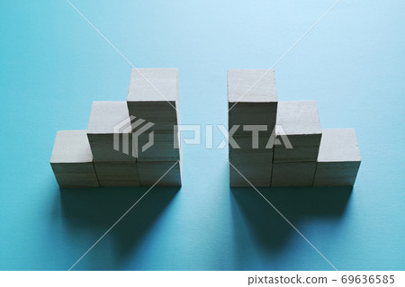 木製的多維數據集以三個步驟彼此相對地堆積在一起，間隙為1 69636585