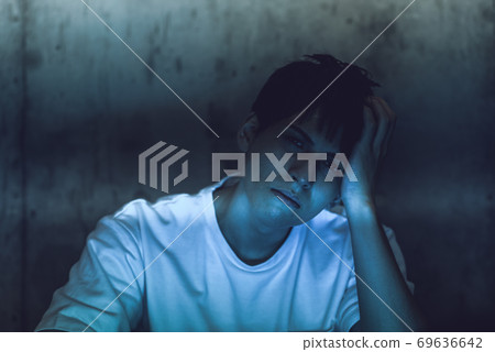 Men in the middle of the night 69636642