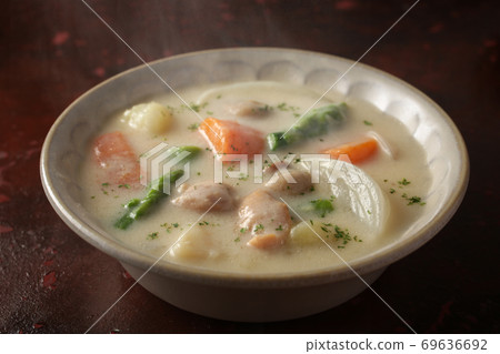 奶油燉在紅棕色背景中 69636692