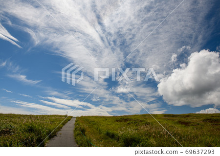 Autumn on the Kirigamine Plateau / Froghara Walking Path (Nagano Prefecture) Autumn on the Kirigamine Plateau / Froghara Walking Path (Nagano Prefecture) 69637293