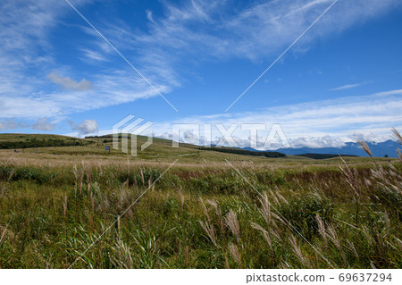 Kirigamine Kogen和Ebihara(長野縣)的步行道上的秋天 Kirigamine Kogen和Ebihara(長野縣)的步行道上的秋天 69637294