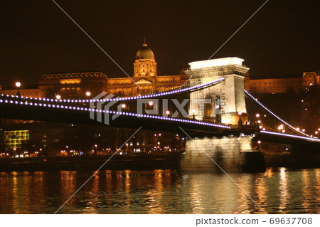 庫薩里橋，匈牙利，布達佩斯的夜景 69637708