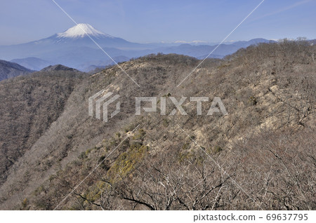 從小丸看的冬季的富士山和鍋原山,從丹澤山上眺望 從小丸看的冬季的富士山和鍋原山,從丹澤山上眺望 69637795