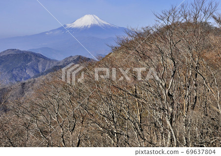 View from the Tanzawa Mountains in winter Mt. Fuji seen from Komaru 69637804