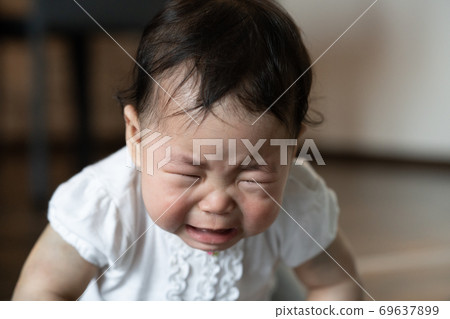 徒步旅行時哭泣的嬰兒女孩 69637899