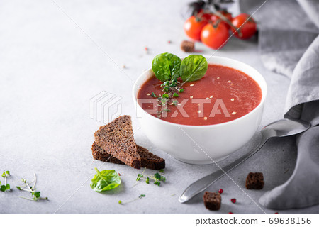 tomato puree soup with spinach 69638156