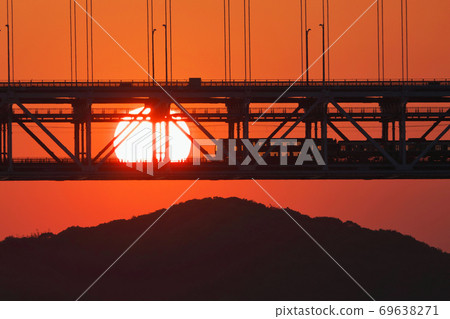 《岡山縣》久住鼻子的風景，穿越瀨戶大橋的火車 69638271