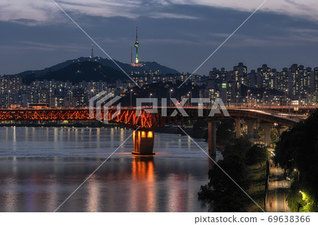 Sunset over Han River Sunset over Han River 69638366