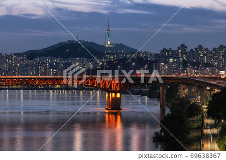 Sunset over Han River 69638367