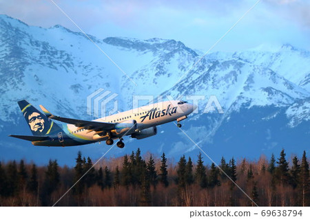 阿拉斯加飛機與阿拉斯加山脈在背景中 69638794