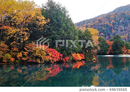 Yuno Lake, blue lake surface and autumn leaves 69639888