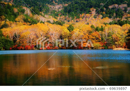 Reflection on lake water 69639897