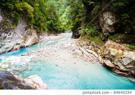 立山金平附近的秋天的黑部峽谷 69640284