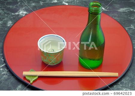 Gui barking and sake Gui barking and sake 69642023