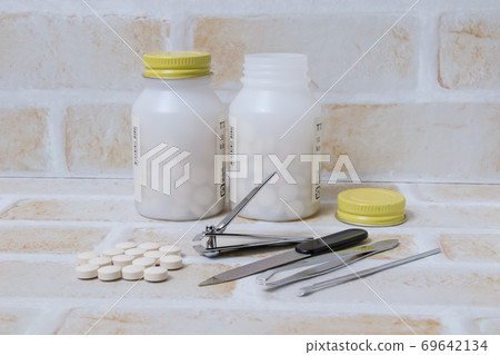 Nail clippers, health care, files, tweezers, medicines, medicines, tablets, silver, hygiene, earpicks Nail clippers, health care, files, tweezers, medicines, medicines, tablets, silver, hygiene, earpicks 69642134