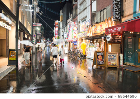 大阪府下雨的難波後巷的酒吧區 69644690