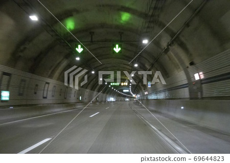 A car running through a tunnel 69644823