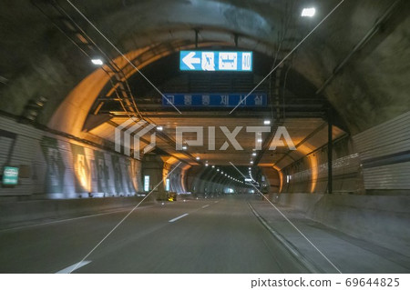 A car running through a tunnel 69644825