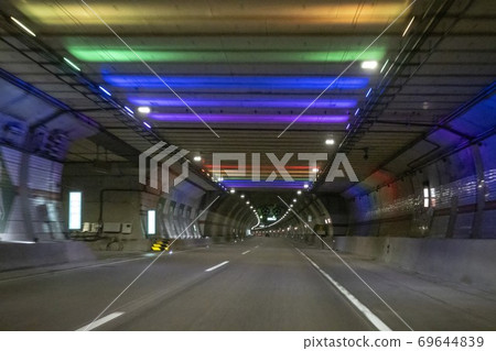 A car running through a tunnel 69644839