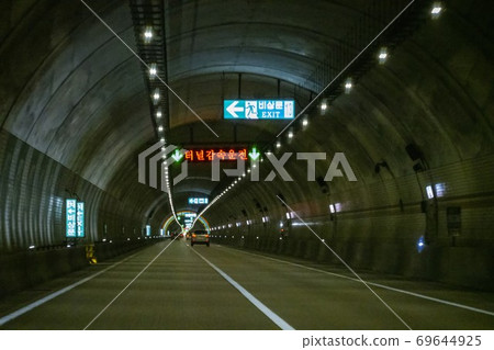A car running through a tunnel 69644925