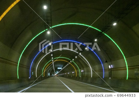 A car running through a tunnel 69644933