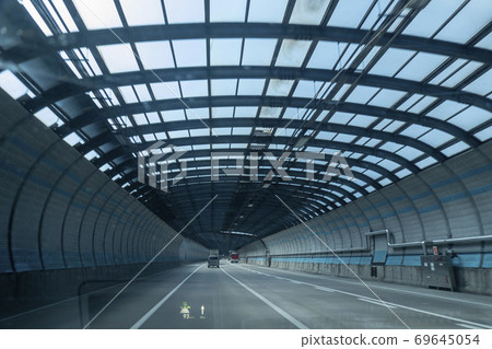 在隔音牆隧道中行駛的汽車 69645054