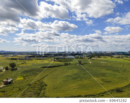 天空中美好的一天的安城牧場風光 69645282