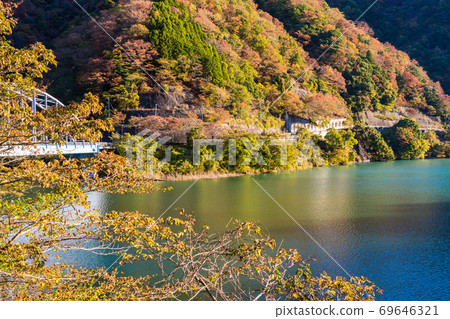 (Kanagawa Prefecture) Lake Tanzawa Setuki Ohashi in autumn (Kanagawa Prefecture) Lake Tanzawa Setuki Ohashi in autumn 69646321