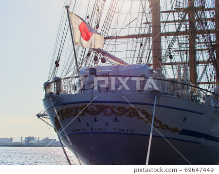 帆船日本丸和日商船旗停靠在名古屋港 69647449