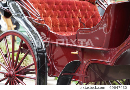Red carriage 69647480