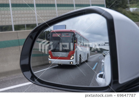 通過後視鏡可以看到在專用車道上行駛的公交車 通過後視鏡可以看到在專用車道上行駛的公交車 69647787