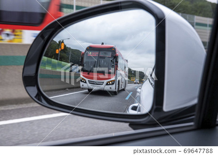 通過後視鏡可以看到在專用車道上行駛的公交車 69647788