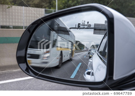 通過後視鏡可以看到在專用車道上行駛的公交車 通過後視鏡可以看到在專用車道上行駛的公交車 69647789